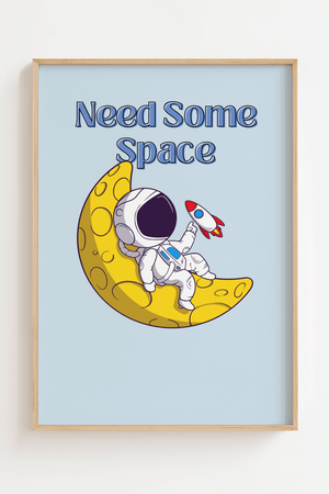 Plakat med teksten “Need Some Space” og illustration af planet – sjov og moderne statement-plakat med ruminspireret tema.

