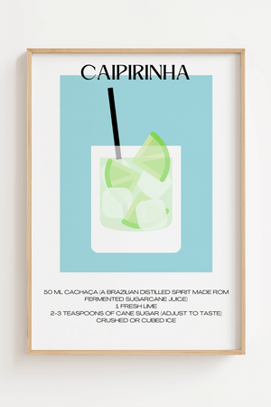 Illustreret Caipirinha cocktail plakat med opskrift, lime og isterninger i et glas på blå baggrund.