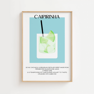 Illustreret Caipirinha cocktail plakat med opskrift, lime og isterninger i et glas på blå baggrund.