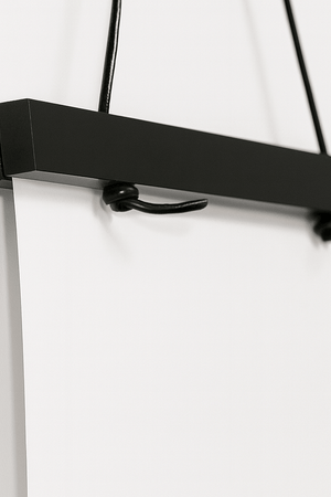 Sort plakatliste – Moderne plakatophæng i træ | Fra 149,-