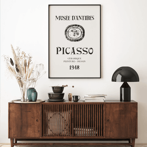 Sort hvid Picasso plakat med grafisk motiv fra Musée d’Antibes 1948 og kunstnerisk typografi.