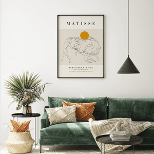 Matisse plakat med dansende figurer i sort streg på beige baggrund og gylden cirkel.
