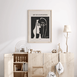 Sort hvid Picasso plakat med kubistisk ansigt og tekst "Art de l’Exposition".

