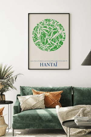 Abstrakt Hantaï plakat med grøn cirkel og tekst, indrammet og placeret i moderne, lys stueindretning