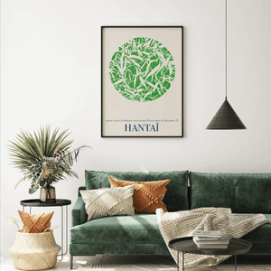 Abstrakt Hantaï plakat med grøn cirkel og tekst, indrammet og placeret i moderne, lys stueindretning