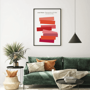 Josef Albers plakat med Interaction of Color motiv i røde og pink nuancer.
