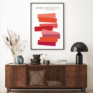 Josef Albers plakat med Interaction of Color motiv i røde og pink nuancer.
