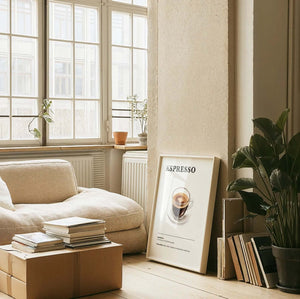 Espresso plakat med klar kop kaffe samt ingrediens- og opskriftstekst i minimalistisk design.