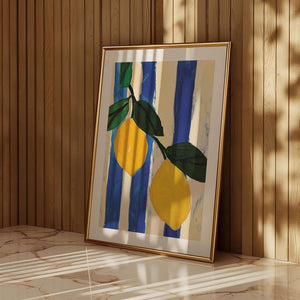 Plakat med abstrakte citroner og blå-hvide striber – moderne kunstplakat med italiensk sommerstemning.

