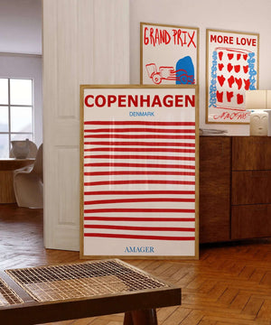 Copenhagen Amager plakat med røde horisontale striber og moderne grafisk design i ramme