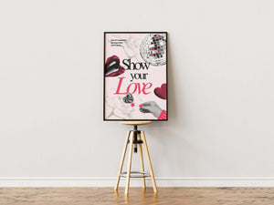 Skab en kærlig atmosfære med Show Your Love - Pink Plakat. En smuk pinke plakat med et varmt budskab – perfekt til moderne indretning.