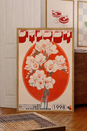 Vintage plakat med Freesia-blomster i røde og cremefarvede toner, japansk typografi og året 1998.

