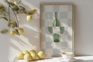 Illustration af grøn vinflaske og to vinglas på lys ternet baggrund – moderne vinplakat til køkken og hjemmebar.