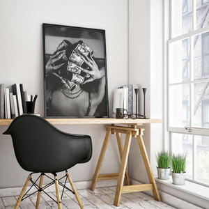 Luxury Money Girl fashion plakat i sort/hvid med kvinde og dollarsedler som curlers – moderne kunst til hjemmet