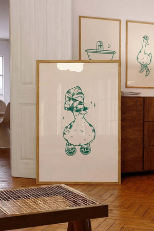 Plakat med sjov illustration af badeand iført klipklapper – perfekt til badeværelset eller gæstetoilettet med et humoristisk twist.