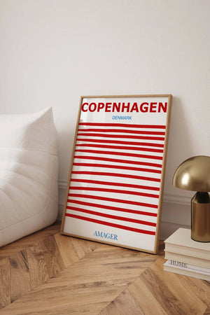 Copenhagen Amager plakat med røde horisontale striber og moderne grafisk design i ramme