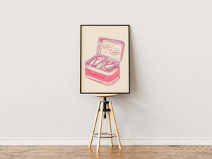 Retro plakat med pink tegning af sardiner i dåse – humoristisk køkkenplakat