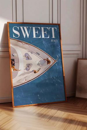 Sweet Italy – Yacht Plakat med udsigt over luksusyacht og Middelhavet. Sommerlig og elegant plakat til boligindretning