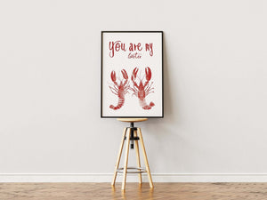 Plakat med teksten “You Are My Lobster” og to røde hummere i lys træramme – romantisk og sjov vægdekoration.