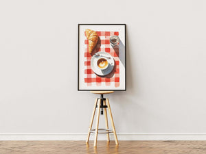 Plakat med croissant, cappuccino og rødternet dug i lys træramme – hyggelig fransk caféstemning til køkkenet
