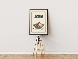 Dekorativ plakat med en skål linguine pasta og tomatsauce. Perfekt italiensk madplakat til køkken, spisestue eller gave til madelskere