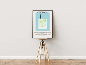 Illustreret Caipirinha cocktail plakat med opskrift, lime og isterninger i et glas på blå baggrund