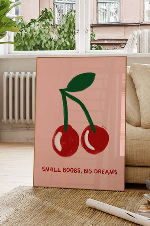 Feministisk plakat med røde kirsebær og teksten “Small Boobs, Big Dreams” i moderne, legende kunststil på lyserød baggrund