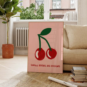 Feministisk plakat med røde kirsebær og teksten “Small Boobs, Big Dreams” i moderne, legende kunststil på lyserød baggrund