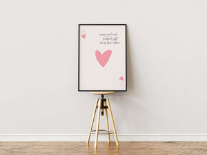 Skab en positiv og inspirerende stemning i dit hjem med Every Good And Perfect Gift Comes From Above - Pink Plakat
