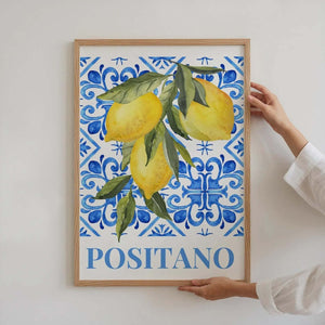 Italiensk plakat med citroner og blå fliser – “Positano” motiv med middelhavsstemning og farverig dekoration.