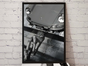 Porsche Noir – Fashion Plakat med sort/hvid Porsche og fashionmotiv. Eksklusiv sort/hvid modeplakat til moderne hjem