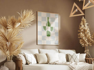 Illustration af grøn vinflaske og to vinglas på lys ternet baggrund – moderne vinplakat til køkken og hjemmebar.