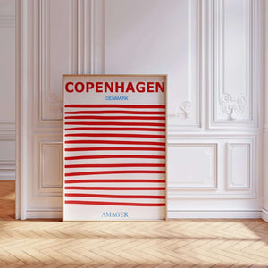 Copenhagen Amager plakat med røde horisontale striber og moderne grafisk design i ramme