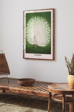 Plakat med hvid påfugl af Ohara Koson på grøn baggrund – japansk vintagekunst i elegant stil.
