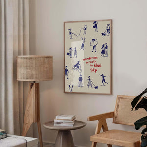 Illustreret plakat med håndtegnede mennesker i blå nuancer og teksten “Wandering Beneath the Blue Sky” på lys baggrund.