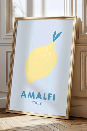 Plakat med gul citron og teksten “Amalfi Italy” – stilren vægkunst med italiensk citronmotiv og let sommerstemning.
