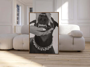 Diamond Bite – Fashion plakat med doberman, smykker og rå attitude i sort/hvid