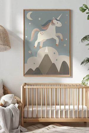 Enhjørning børneplakat med en farverig og magisk enhjørning i et eventyrligt landskab. Perfekt til at skabe en drømmende stemning i børneværelset.
