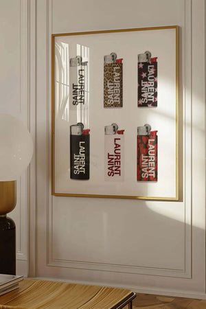 Luxury Flames – Fashion Plakat med kunstneriske Saint Laurent-inspirerede lightere. Moderne modeplakat til stuen eller soveværelset