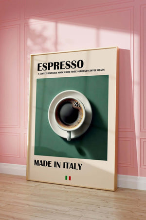 Stilren espresso plakat med kaffekop set ovenfra, grøn baggrund og teksten ‘Made in Italy’.