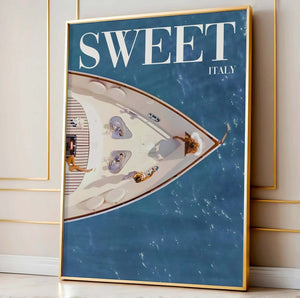 Sweet Italy – Yacht Plakat med udsigt over luksusyacht og Middelhavet. Sommerlig og elegant plakat til boligindretning