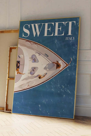 Sweet Italy – Yacht Plakat med udsigt over luksusyacht og Middelhavet. Sommerlig og elegant plakat til boligindretning