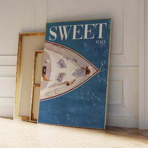 Sweet Italy – Yacht Plakat med udsigt over luksusyacht og Middelhavet. Sommerlig og elegant plakat til boligindretning