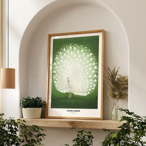 Plakat med hvid påfugl af Ohara Koson på grøn baggrund – japansk vintagekunst i elegant stil