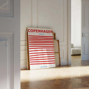 Copenhagen Amager plakat med røde horisontale striber og moderne grafisk design i ramme