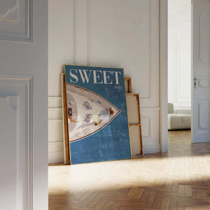 Sweet Italy – Yacht Plakat med udsigt over luksusyacht og Middelhavet. Sommerlig og elegant plakat til boligindretning