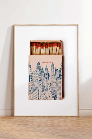 Plakat med New York tændstikæske i retro stil og illustration af storbyens skyline.

