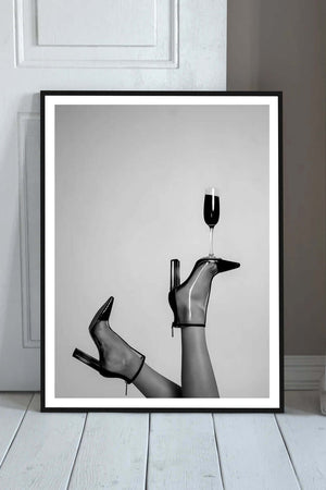 Champagne Heels – Fashion plakat i sort/hvid med champagneglas balanceret på high heels