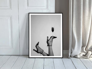 Champagne Heels – Fashion plakat i sort/hvid med champagneglas balanceret på high heels