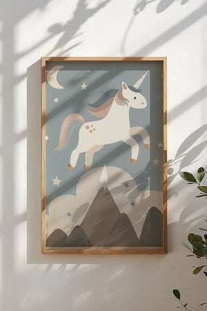 Enhjørning børneplakat med en farverig og magisk enhjørning i et eventyrligt landskab. Perfekt til at skabe en drømmende stemning i børneværelset.